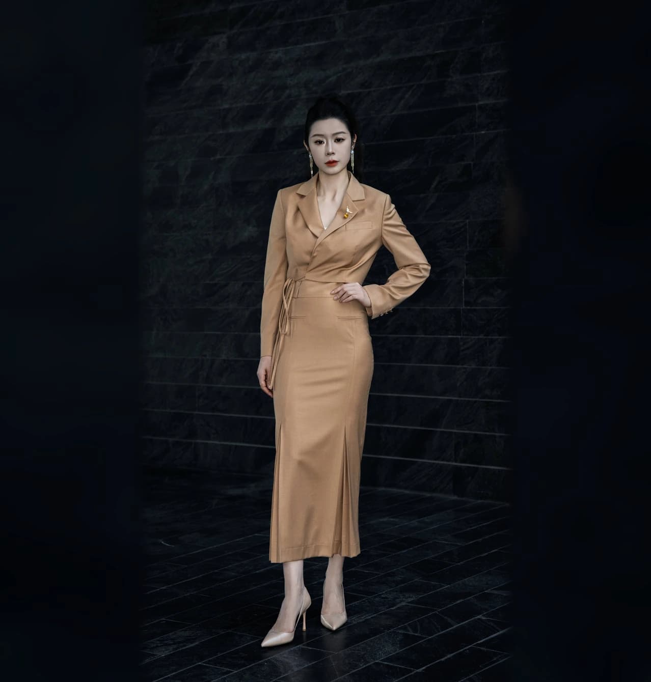 驼色女士西装完整站姿，用于窦裁缝品牌方法
