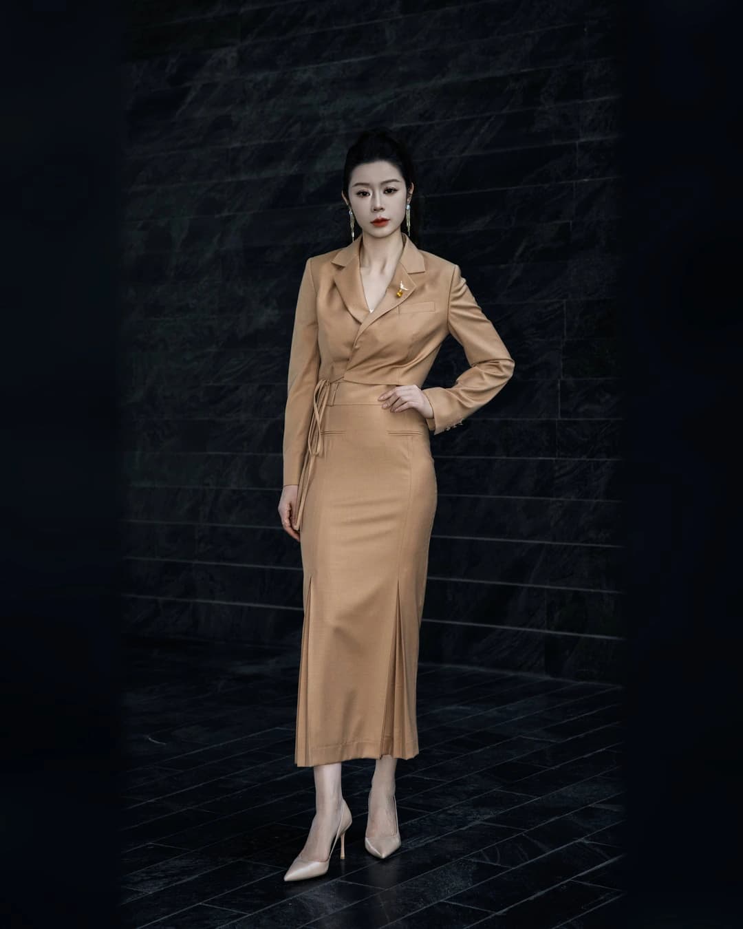 驼色女士西装完整站姿，用于窦裁缝品牌方法