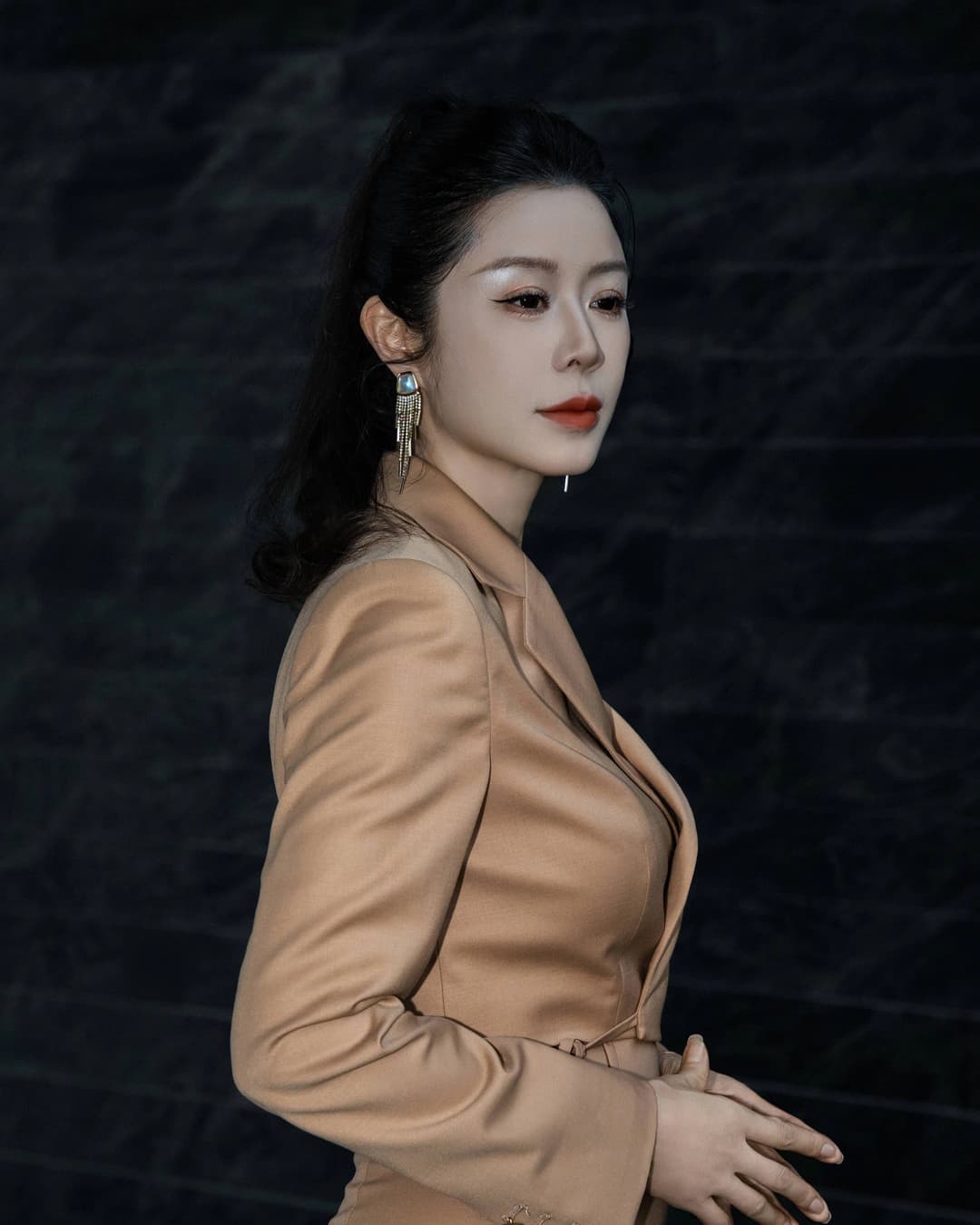 窦裁缝顾问进行AI形象测评与专业复核