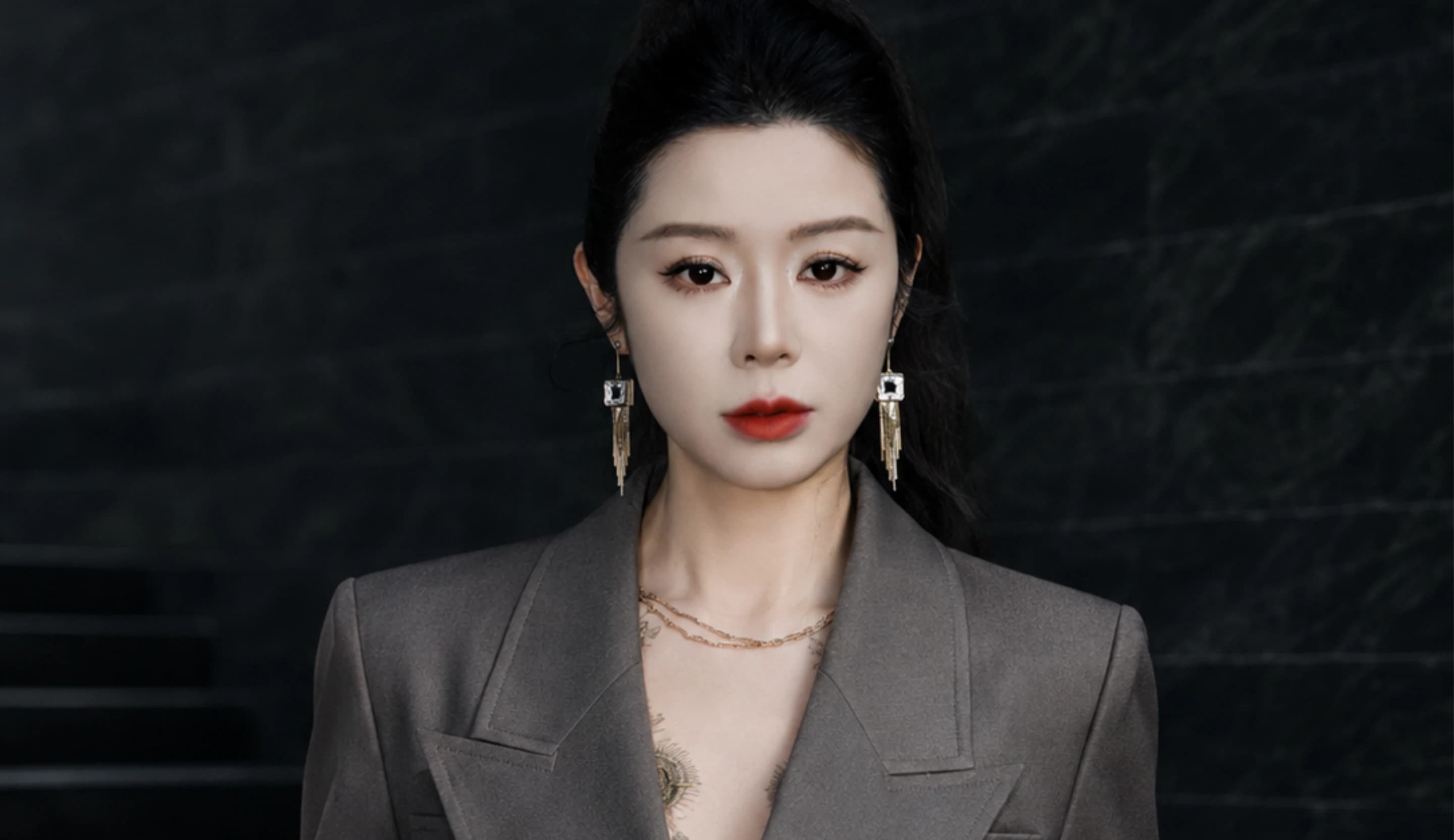 灰色收腰女士西装,用于AI形象测评